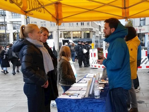 Image for article Jerman: Orang-orang Mendukung Praktisi Falun Gong Memprotes Penganiayaan