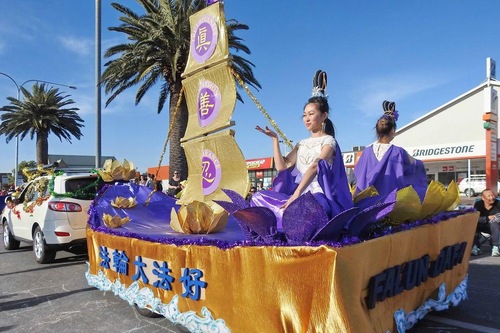 Image for article Australia: Praktisi Falun Dafa Disambut di Parade Natal  Adelaide