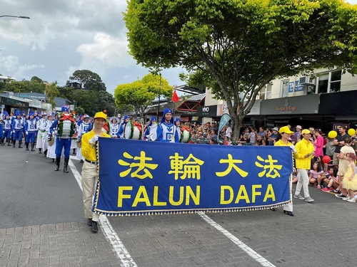 Image for article Selandia Baru: Praktisi Falun Dafa Mengikuti 15 Parade untuk Musim Liburan Natal Tahun Ini