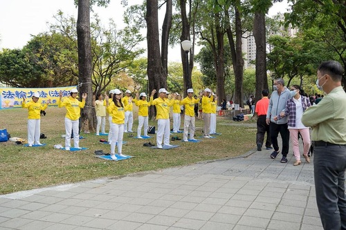 Image for article Taiwan: Praktisi Falun Gong Menyampaikan Keindahan tentang Latihan Ini di Kota Kaohsiung