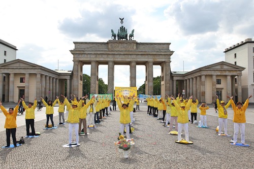 Image for article Jerman: Praktisi Falun Gong Merayakan Hari Falun Dafa Sedunia