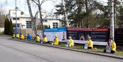 Image for article Finlandia: Praktisi Falun Dafa dengan Damai Memperingati Permohonan 25 April di Depan Kedutaan Besar Tiongkok 