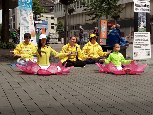 Image for article Duisburg, Jerman: Praktisi Falun Dafa Mengadakan Kegiatan Umum untuk Pertama Kalinya Setelah Pelonggaran Pembatasan Virus Corona
