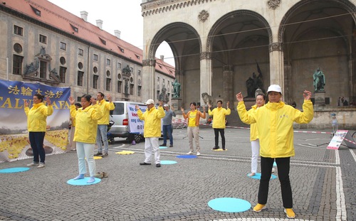 Image for article Orang-orang di Munich Mengecam Penganiayaan Brutal PKT