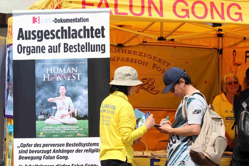Image for article Swiss: Penduduk Lucerne Memberikan Dukungan Untuk Falun Dafa
