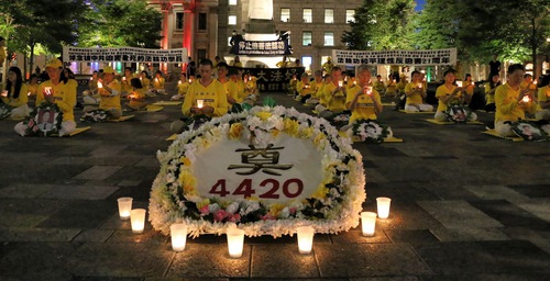 Image for article Kanada: Nyala Lilin di Montreal Mengenang Praktisi yang Meninggal karena Penganiayaan Selama 21 Tahun
