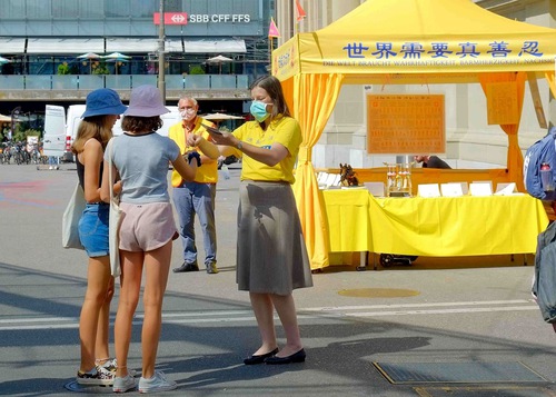 Image for article Swiss: Dukungan dan Ucapan Terima Kasih Publik dalam Acara Falun Dafa di Tiga Kota