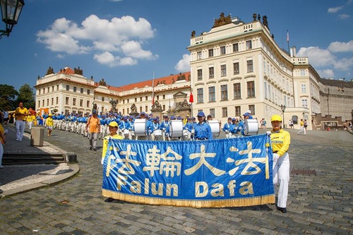 Image for article Republik Ceko: Parade Falun Dafa di Praha Membawa Terang dan Harapan 