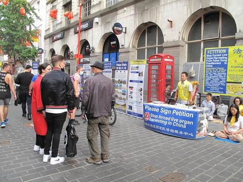 Image for article Warga London: Upaya Praktisi Falun Dafa Membantu Semua Orang di Dunia