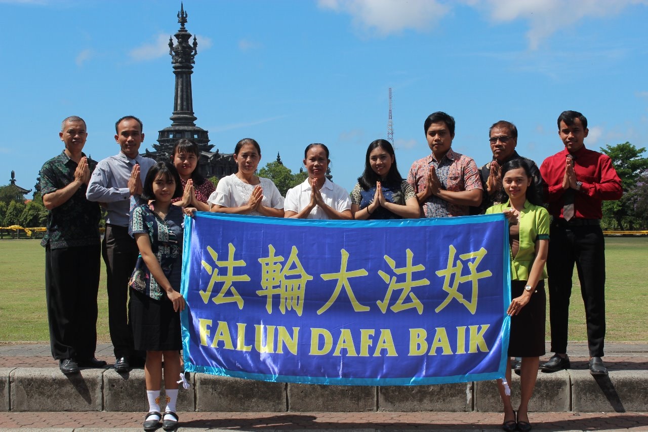 Image for article Praktisi Falun Dafa di Berbagai Kota dan Wilayah di Indonesia dengan Hormat dan Tulus Mengucapkan Selamat Festival Zhong Qiu kepada Shifu Li yang Belas Kasih.