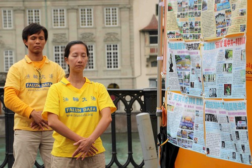 Image for article Zurich, Swiss: Orang-orang Menyemangati Upaya Praktisi dalam Mengekspos Penganiayaan terhadap Falun Gong