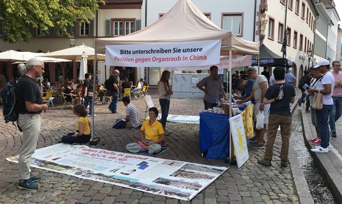 Image for article Freiburg, Jerman: Memperkenalkan Falun Gong dan Meningkatkan Kesadaran tentang Penganiayaan