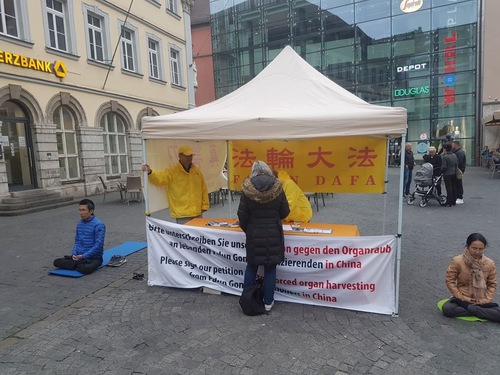 Image for article Bayern, Jerman: Warga di Distrik Franken Mendukung Praktisi Falun Gong Meningkatkan Kesadaran tentang Penganiayaan di Tiongkok