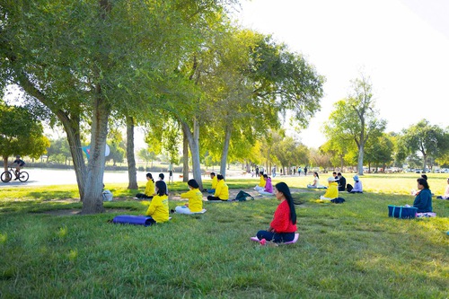Image for article California: Mengadakan Kegiatan untuk Meningkatkan Kesadaran Tentang Penganiayaan terhadap Falun Gong dan Mengucapkan Selamat Festival Pertengahan Musim Gugur kepada Guru Li