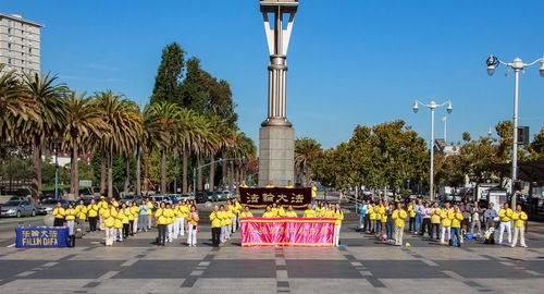 Image for article San Francisco: Praktisi Berbagi Keindahan Dafa dengan Orang-Orang dan Mengungkapkan Rasa Terima Kasih kepada Guru Li Selama Perayaan Festival Pertengahan Musim Gugur