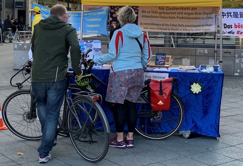 Image for article Hanover, Jerman: Masyarakat Menandatangani Petisi yang Mengutuk Penganiayaan Falun Dafa