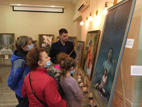 Image for article Odessa, Ukraina: Warga Mengenal Falun Dafa dari Pameran Seni Zhen-Shan-Ren 