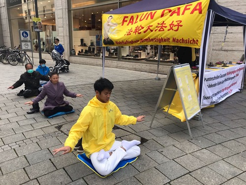 Image for article Jerman: Orang-orang Mengecam Penganiayaan yang Sedang Berlangsung di Tiongkok di Hari Informasi Falun Dafa di Stuttgart