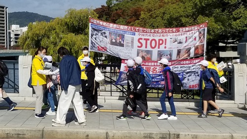 Image for article Hiroshima, Jepang: Turis dan Penduduk Lokal Mempelajari tentang Falun Dafa di Peace Memorial Park