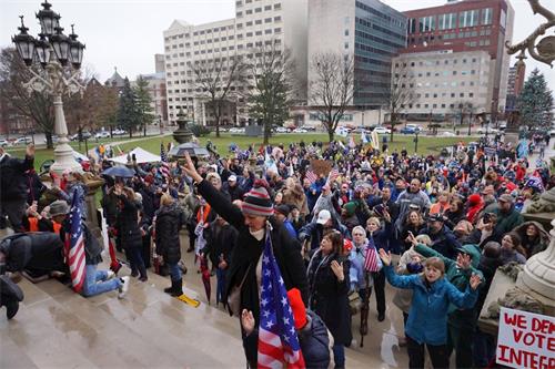 Image for article Michigan: Orang-orang Berkumpul di Lansing untuk Berdoa, Mengungkap Penipuan Pemilu dan Menjaga Nilai-Nilai Tradisional Amerika
