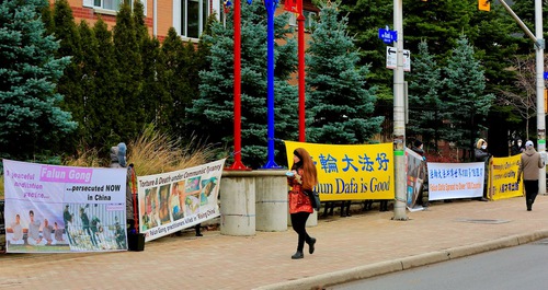 Image for article Kanada: Orang-orang Menandatangani Petisi untuk Mengecam Penganiayaan terhadap Falun Gong Selama Acara Hari Hak Asasi Manusia di Ottawa