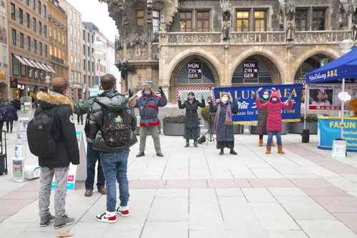 Image for article Munich, Jerman: Praktisi Falun Dafa Mengekspos Penganiayaan PKT pada Hari Hak Asasi Manusia Internasional