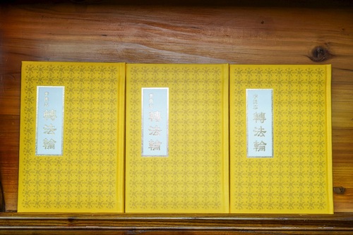 Image for article Toko Buku Tianti di Hong Kong Memikat Orang yang Tertarik untuk Belajar Falun Dafa