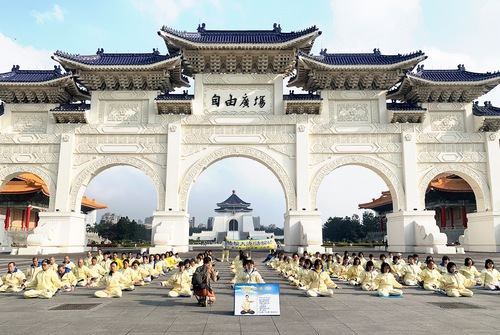 Image for article Pemandangan Mencolok di Taiwan: Meditasi Damai Di Tengah Masa Kekacauan