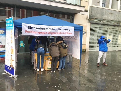 Image for article Mannheim, Jerman: Warga Mendukung Petisi untuk Mengakhiri Penganiayaan PKT terhadap Falun Dafa