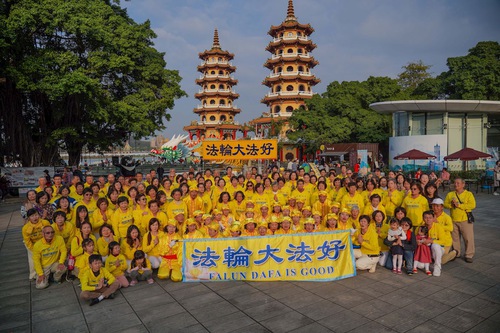 Image for article Taiwan: Praktisi Falun Dafa Mengirimkan Ucapan Selamat Tahun Baru Imlek kepada Guru Li Hongzhi Saat Acara di Kaohsiung 