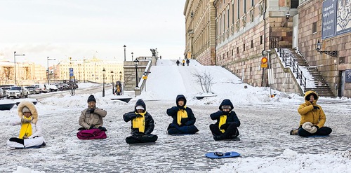 Image for article Orang-orang Swedia Tersentuh oleh Para Praktisi yang Mengklarifikasi Fakta di Tengah Salju