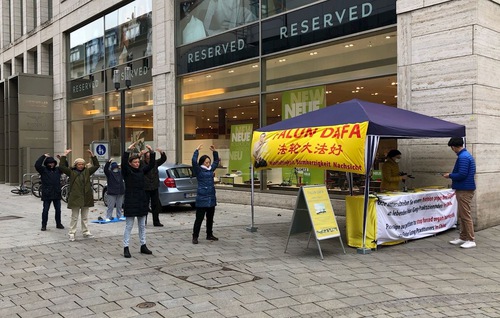 Image for article Stuttgart, Jerman: Masyarakat Mendorong Praktisi Falun Dafa untuk Bertahan Mengungkap Penganiayaan