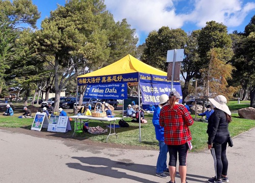 Image for article San Francisco, California: Falun Dafa Dipuji Oleh Banyak Orang Selama Acara di Marina Park