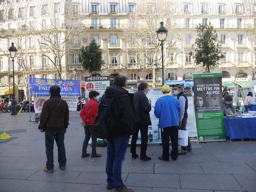 Image for article Prancis: Praktisi Meningkatkan Kesadaran tentang Falun Dafa di Paris Sambil Membawa Harapan kepada Penduduk Lokal