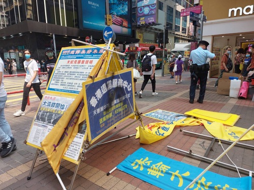 Image for article Hong Kong: Papan Informasi Falun Gong Dirusak oleh Kelompok yang Diduga Pro-PKT (Video)
