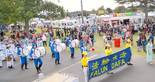 Image for article Selandia Baru: Penonton pada Pertunjukan Kumeu A&P Mempelajari Informasi tentang Falun Gong di Auckland