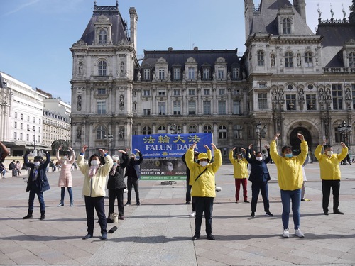 Image for article Paris, Prancis: Suara Dukungan yang Kuat di Alun-alun Balai Kota