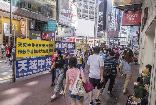 Image for article Pastor Hong Kong Mengagumi Ketekunan Praktisi Falun Gong di Tengah Serangan di Jalan