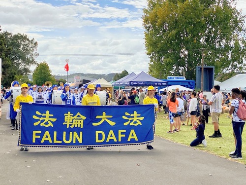 Image for article Selandia Baru: Pengunjung Pameran Kumeu A&P Mempelajari Falun Gong di Auckland