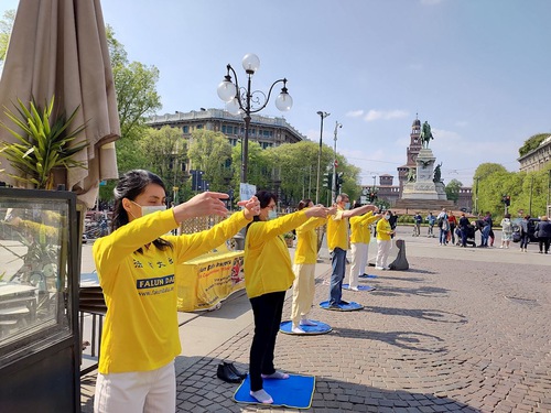 Image for article Milan, Italia: Praktisi Falun Dafa Melakukan Latihan untuk Memperingati Permohonan Damai 25 April