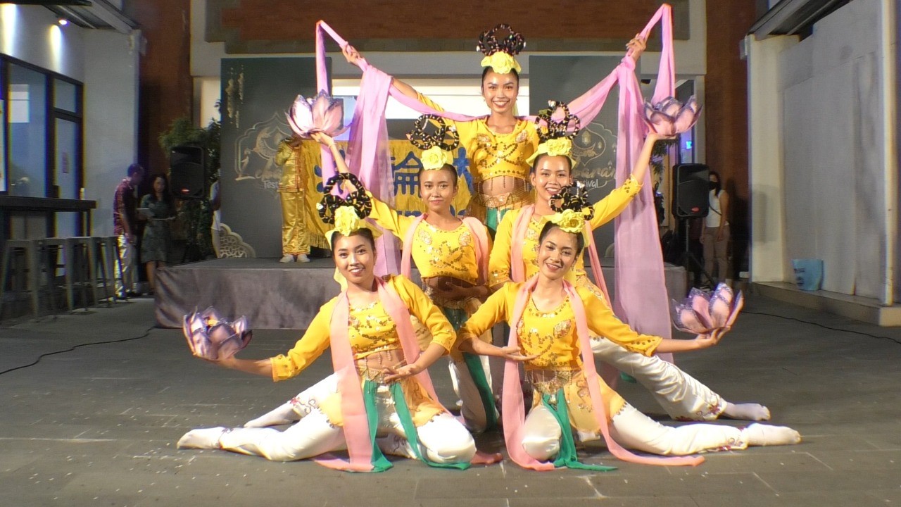 Image for article Bali: Pertunjukan Tian Guo Marching Band, Tari dan Genderang Pinggang di Mall Bali Galeria dalam Merayakan Hari Falun Dafa Sedunia