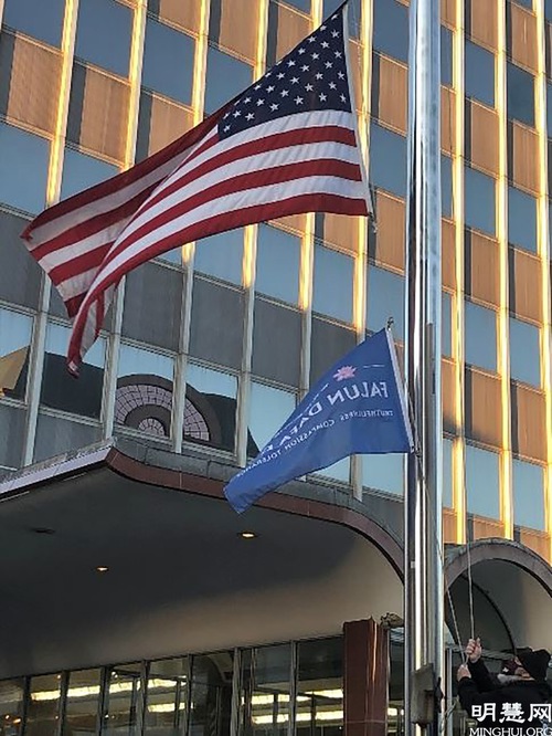 Image for article Wisconsin: Bendera Hari Falun Dafa Dikibarkan di Balai Kota Milwaukee