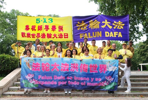 Image for article Spanyol: Praktisi Merayakan Hari Falun Dafa Sedunia dan Mengucapkan Selamat Ulang Tahun kepada Guru