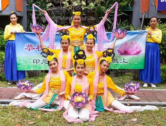 Image for article Bali: Praktisi di Tian Guo Marching Band, Genderang Pinggang dan Barisan Penari, Merayakan Hari Falun Dafa Sedunia dan dengan Hormat Mengucapkan Selamat Ulang Tahun kepada Shifu Li Hongzhi