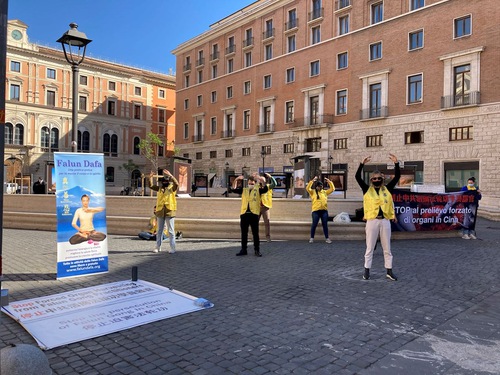 Image for article Roma: Orang-orang Mengungkapkan Dukungan Selama Acara untuk Memperingati Permohonan Damai 25 April