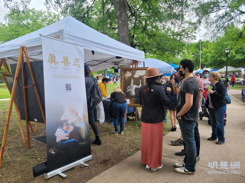 Image for article Dallas, Texas: Lukisan-Lukisan di Festival Seni Melukiskan Penganiayaan Terhadap Falun Dafa di Tiongkok