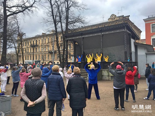 Image for article St. Petersburg, Rusia: Praktisi Falun Dafa Berpartisipasi dalam Hari Taichi dan Qiqong Sedunia 