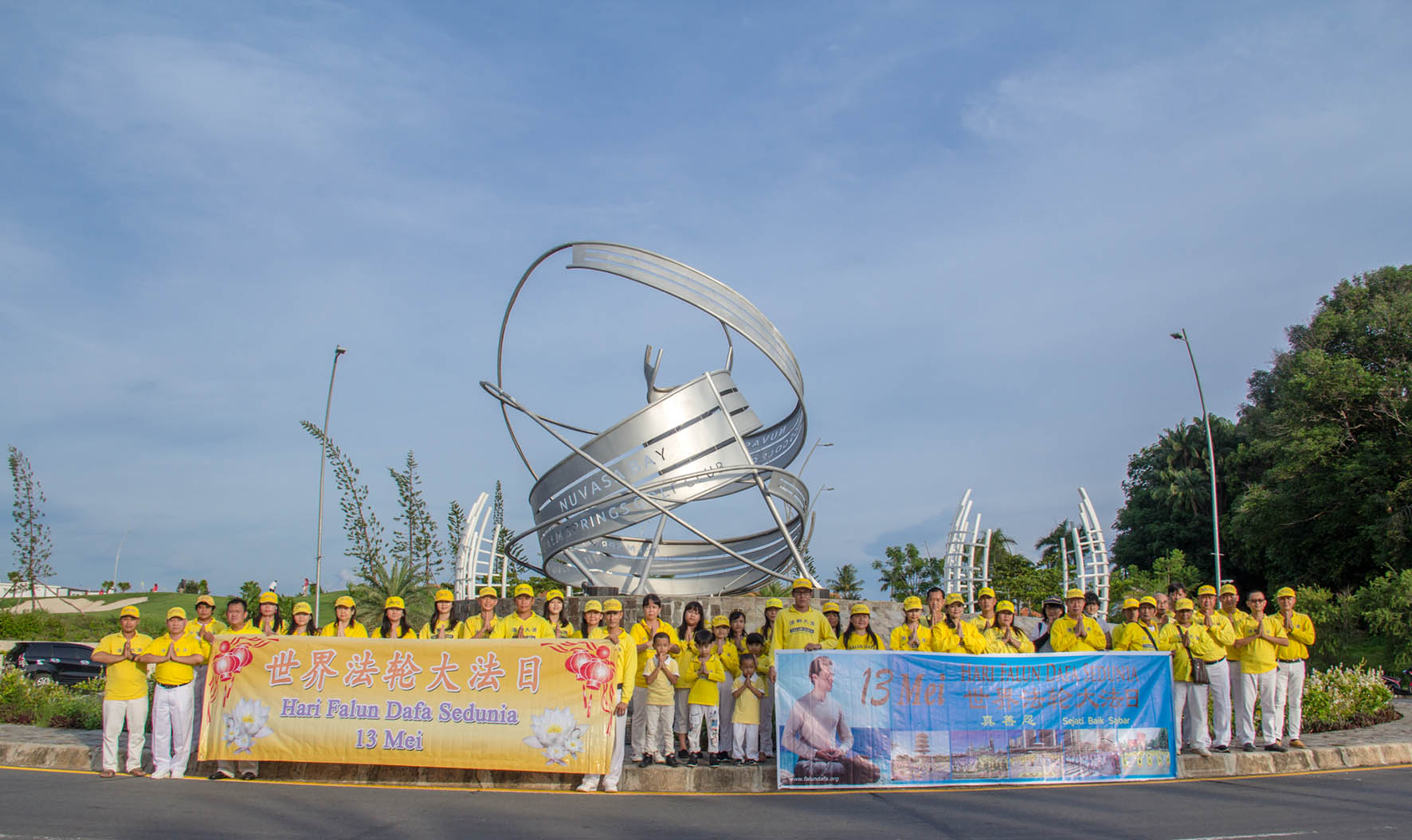 Image for article Batam: Parade Mobil Keliling Kota, Merayakan Hari Falun Dafa Sedunia
