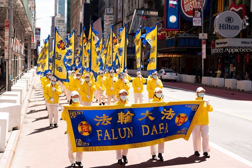 Image for article New York: 2.000 Praktisi Mengadakan Pawai untuk Merayakan Hari Falun Dafa Sedunia dan Mengucapkan Selamat Ulang Tahun kepada Guru Li Hongzhi