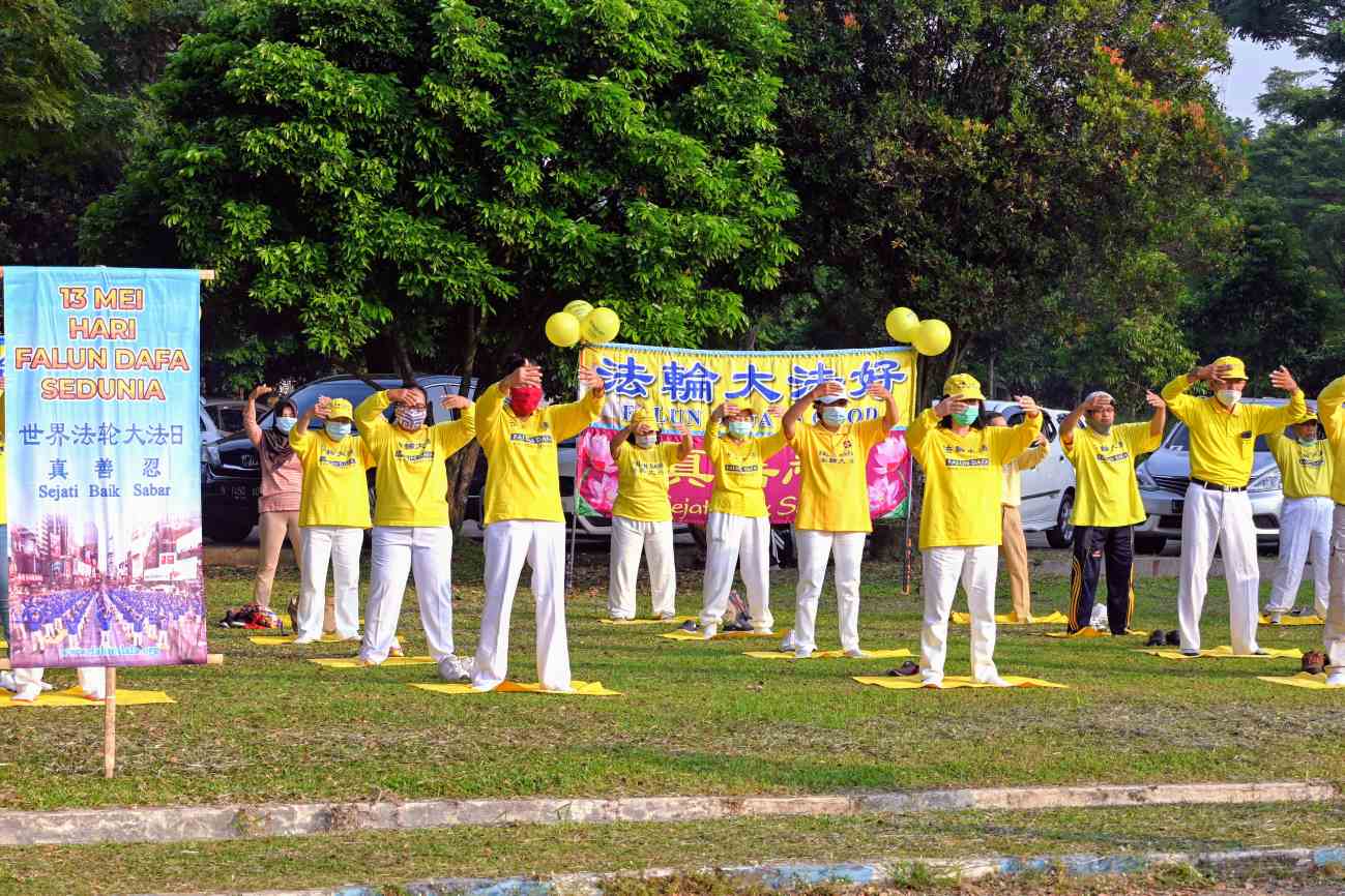 Image for article Perayaan Hari Falun Dafa di Kota Malang Diliput TV Setempat